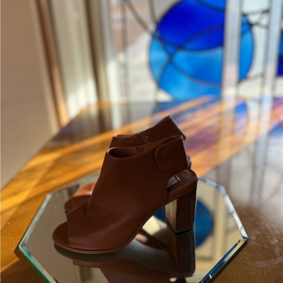 Brand: Steve Madden / Style: NONSTP Block Heel / Color: Tan / Size: 5.5M - Picture 3 of 7